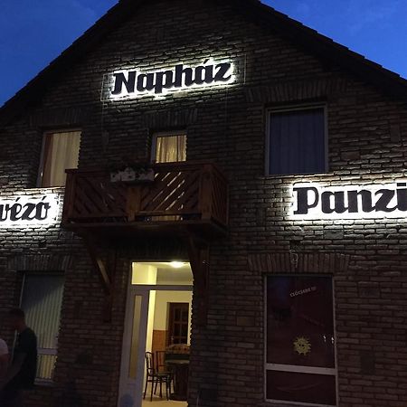 Naphaz Panzio Bed and Breakfast Tiszafüred Buitenkant foto