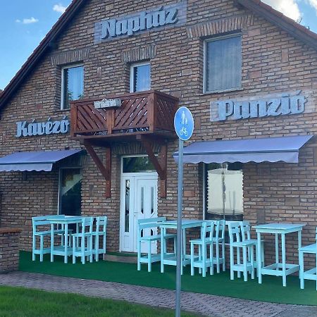 Naphaz Panzio Bed and Breakfast Tiszafüred Buitenkant foto