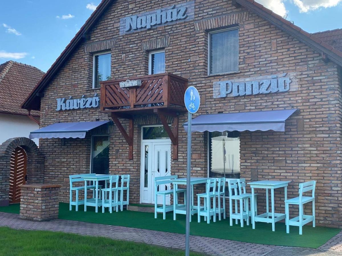 Naphaz Panzio Bed and Breakfast Tiszafüred Buitenkant foto